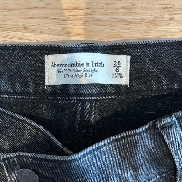 Abercrombie & Fitch Ultra High Rise 90s Straight Jean - Picture 1 of 2